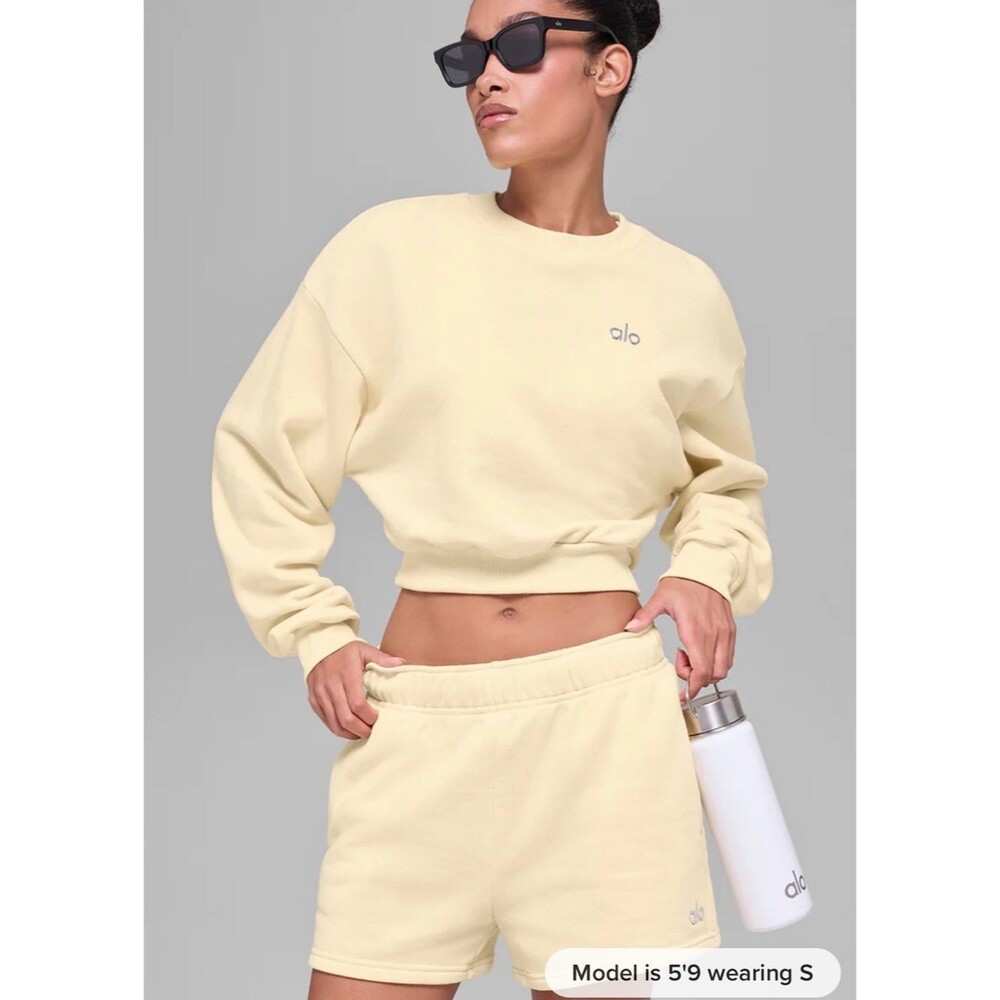 Alo-yoga Women's Candlelight yellow Accolade Crew and Shorts